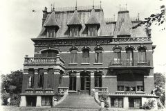 Vue arrière du château avant son aménagement par l'IMPRO